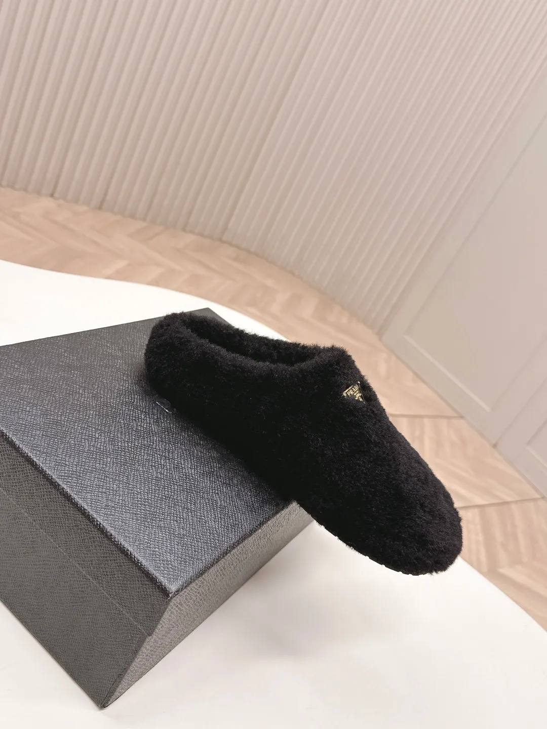 👟👟Ex-factory price 520👟👟 Prada prada25 autumn and winter furry slippers series, half-slip wool slippers, classic triangle buckle, comfortable, cute, cute, fashionable, elegant and versatile, the wool is comfortable and soft, awakening the warmth of autumn and winter. Let you walk comfortably from morning to night. Pair it with socks to easily cope with the changing seasons. Wool, sheep pattern lining, original outsole! 35-40 yards
